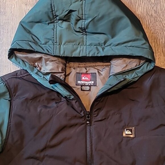 Quicksilver Boys Large hooded Jacket. Inside and Outside 100% polyester - Picture 2 of 6